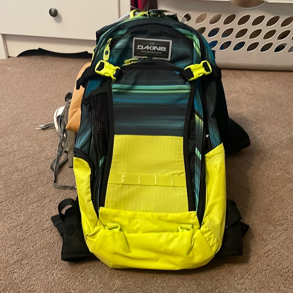 New with tags Dakine nomad 18 L hydration backpack